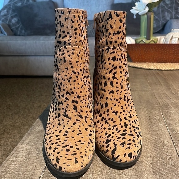 GIBSON LATIMER Lessonii Cow Leather Leopard Print Bootie 8 - Picture 10 of 11